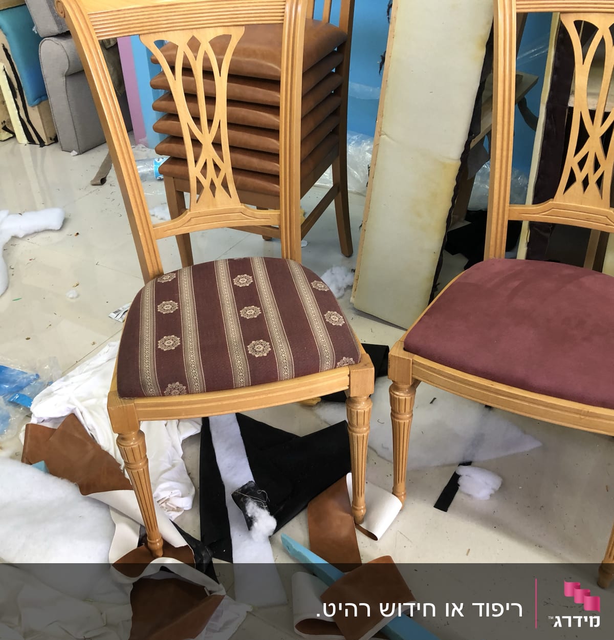 שני כיסאות עץ עם ריפוד שונה, חומרי ריפוד על הרצפה